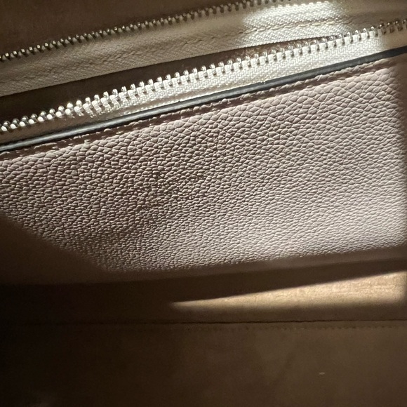 Lv hobo. Length 20”. 16” tall to the top of the strap. - Picture 5 of 12